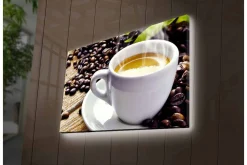 Canvastavla med LED-belysning - Kopp med nybryggt kaffe omgiven av kaffebönor