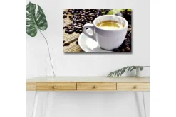Canvastavla med LED-belysning - Kopp med nybryggt kaffe omgiven av kaffebönor
