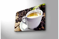 Canvastavla med LED-belysning - Kopp med nybryggt kaffe omgiven av kaffebönor