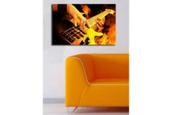 Canvastavla med LED-belysning 45x70 cm - Gitarrist som spelar en elbas omgiven av eldiga flammor