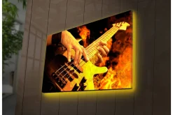 Canvastavla med LED-belysning 45x70 cm - Gitarrist som spelar en elbas omgiven av eldiga flammor