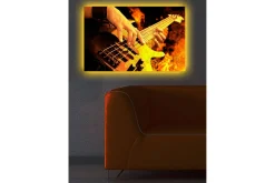 Canvastavla med LED-belysning 45x70 cm - Gitarrist som spelar en elbas omgiven av eldiga flammor