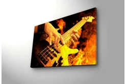 Canvastavla med LED-belysning 45x70 cm - Gitarrist som spelar en elbas omgiven av eldiga flammor