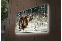 Canvastavla med LED-belysning - Tiger i snöig skogsmiljö