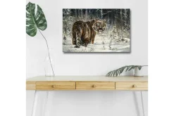 Canvastavla med LED-belysning - Tiger i snöig skogsmiljö
