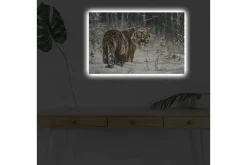 Canvastavla med LED-belysning - Tiger i snöig skogsmiljö