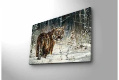 Canvastavla med LED-belysning - Tiger i snöig skogsmiljö
