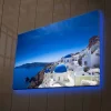 Canvastavla med LED-belysning - Vacker vy över Santorini med vita hus och blå kupoler