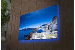 Canvastavla med LED-belysning - Vacker vy över Santorini med vita hus och blå kupoler