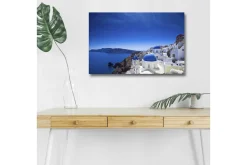 Canvastavla med LED-belysning - Vacker vy över Santorini med vita hus och blå kupoler