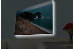 Canvastavla med LED-belysning - Klippformation med naturlig båge vid kusten