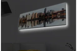Canvastavla med LED-belysning - Stadssilhuett med reflektioner i vattnet