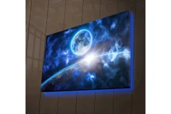 Canvastavla med LED-belysning - Storslagen rymdscen med en planet och en måne i fokus