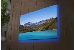 Canvastavla med LED-belysning - Storslagen berglandskap med en klar, turkos sjö