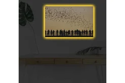 Canvastavla med LED-belysning - Silhuetter av människor mot en gyllene himmel med svävande fåglar