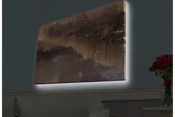 Canvastavla med LED-belysning - Stämningsfull stadsbild i dimma med skyskrapor och trädtoppar