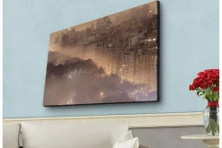 Canvastavla med LED-belysning - Stämningsfull stadsbild i dimma med skyskrapor och trädtoppar