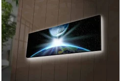 Canvastavla med LED-belysning - Jorden sedd från rymden med strålar av ljus som bryter genom atmosfären