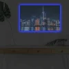 Canvastavla med LED-belysning - Nattlig stadsbild av Shanghai med ljusa skyskrapor och reflektioner i vattnet
