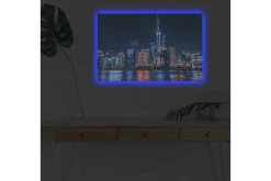 Canvastavla med LED-belysning - Nattlig stadsbild av Shanghai med ljusa skyskrapor och reflektioner i vattnet