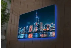 Canvastavla med LED-belysning - Nattlig stadsbild av Shanghai med ljusa skyskrapor och reflektioner i vattnet