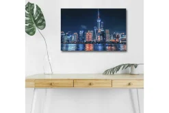 Canvastavla med LED-belysning - Nattlig stadsbild av Shanghai med ljusa skyskrapor och reflektioner i vattnet