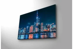 Canvastavla med LED-belysning - Nattlig stadsbild av Shanghai med ljusa skyskrapor och reflektioner i vattnet