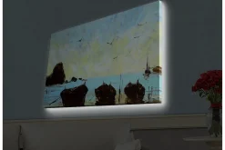 Canvastavla med LED-belysning - Båtar vid en stilla havsstrand under en klar himmel