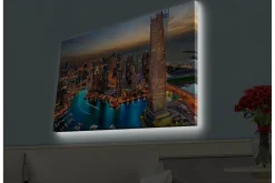 Canvastavla med LED-belysning - Storslagen vy över en modern stad med glittrande skyskrapor och en slingrande flod