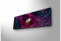 Canvastavla med LED-belysning - Jorden omgiven av en stjärnklar rymd med färgglada nebulosor