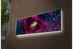 Canvastavla med LED-belysning - Jorden omgiven av en stjärnklar rymd med färgglada nebulosor