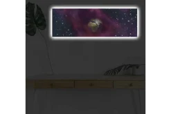 Canvastavla med LED-belysning - Jorden omgiven av en stjärnklar rymd med färgglada nebulosor