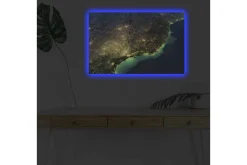 Canvastavla med LED-belysning - Nattlig vy av en stad med ljus och hav