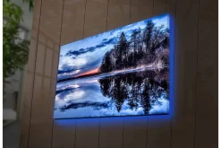 Canvastavla med LED-belysning - Spegelblanka sjölandskap med silhouetter av träd i skymning