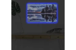 Canvastavla med LED-belysning - Spegelblanka sjölandskap med silhouetter av träd i skymning