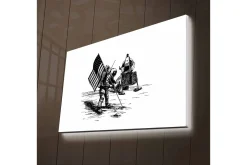 Canvastavla med LED-belysning - Astronaut som planterar en flagga på månens yta