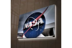 Canvastavla med LED-belysning - NASA:s ikoniska logotyp med en blå cirkel och röd bana