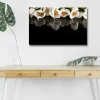 Canvastavla med LED-belysning - Vit blomsterbukett med reflektion på svart bakgrund