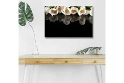 Canvastavla med LED-belysning - Vit blomsterbukett med reflektion på svart bakgrund