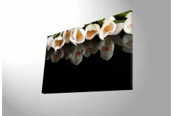 Canvastavla med LED-belysning - Vit blomsterbukett med reflektion på svart bakgrund