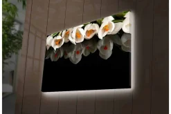 Canvastavla med LED-belysning - Vit blomsterbukett med reflektion på svart bakgrund