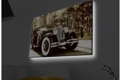 Canvastavla med LED-belysning - Vintage bil i en naturskön miljö