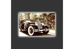 Canvastavla med LED-belysning - Vintage bil i en naturskön miljö