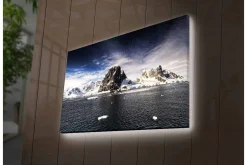 Canvastavla med LED-belysning - Storslagen fjällkedja med snöklädda toppar vid en spegelblanka sjö
