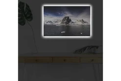 Canvastavla med LED-belysning - Storslagen fjällkedja med snöklädda toppar vid en spegelblanka sjö