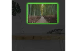 Canvastavla med LED-belysning - Grön bambuskog med en stig som leder genom träden