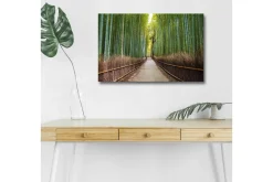 Canvastavla med LED-belysning - Grön bambuskog med en stig som leder genom träden