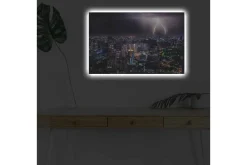Canvastavla med LED-belysning - Stormig stadsutsikt med blixtar som lyser upp natten