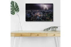 Canvastavla med LED-belysning - Stormig stadsutsikt med blixtar som lyser upp natten