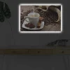Canvastavla med LED-belysning - Kopp med ångande kaffe omgiven av kaffebönor och kryddor